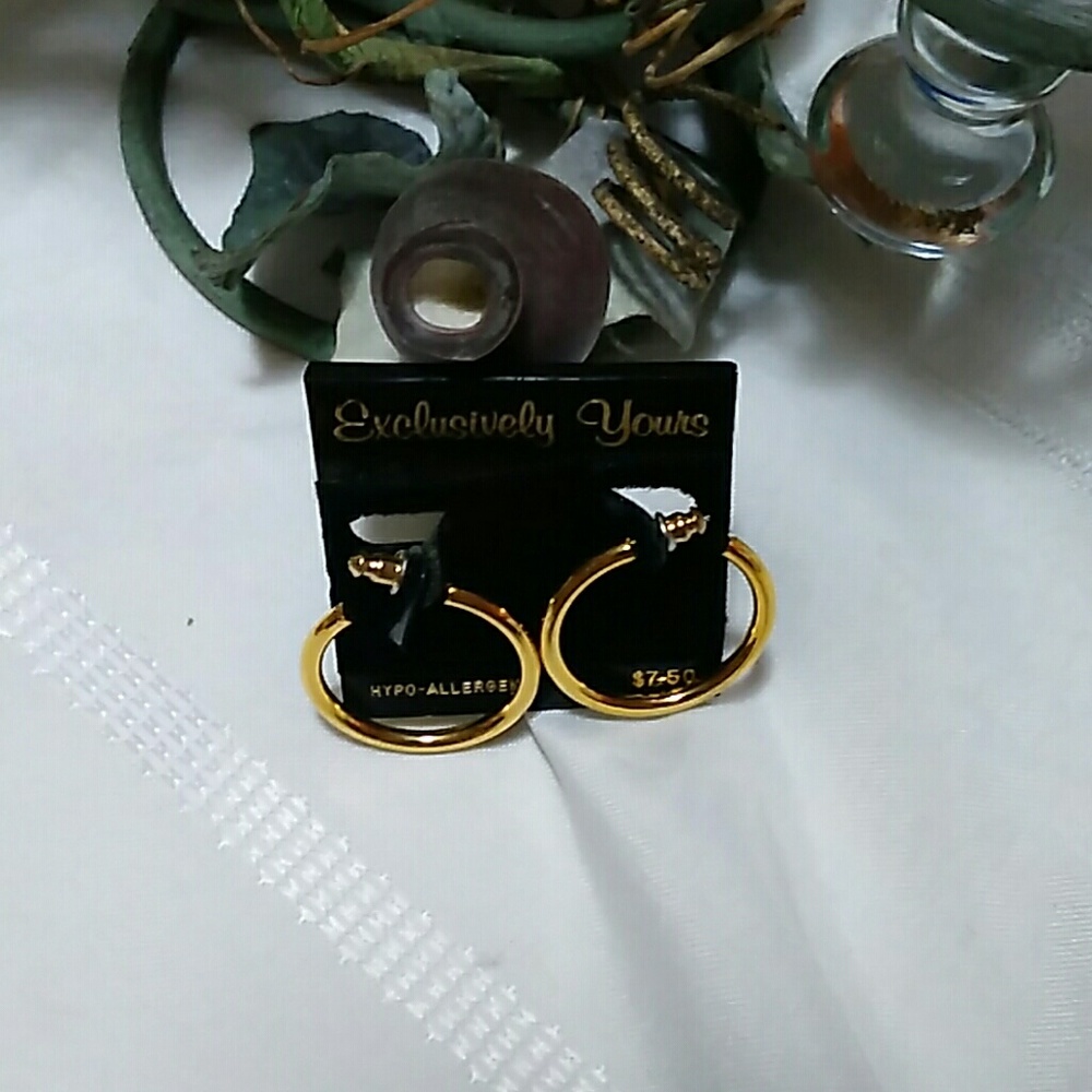 Gold tone hoop earrings